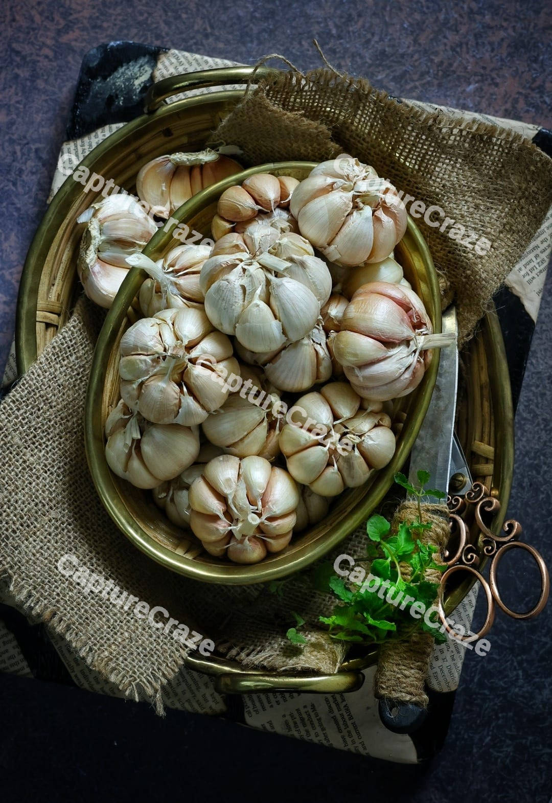 Garlic bulbs in a bowl